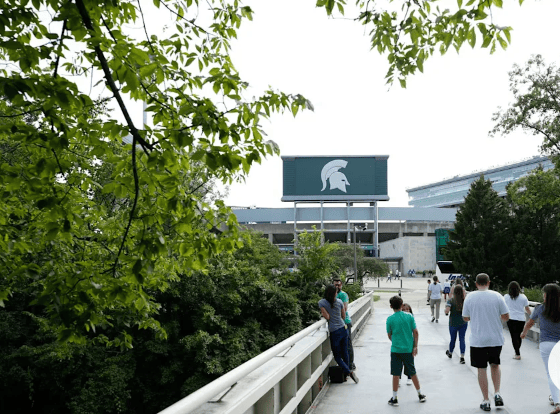 皇冠信用网最高占成_中国留学生起诉密歇根州立大学索赔1亿美元:校方未规范使用有毒化学物质致其患癌