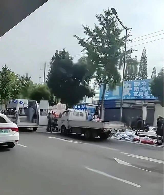 皇冠信用网登1_突发!四川成都一高架桥下皇冠信用网登1,失控货车连撞多人,现场有伤者躺在地上,盖有被单!