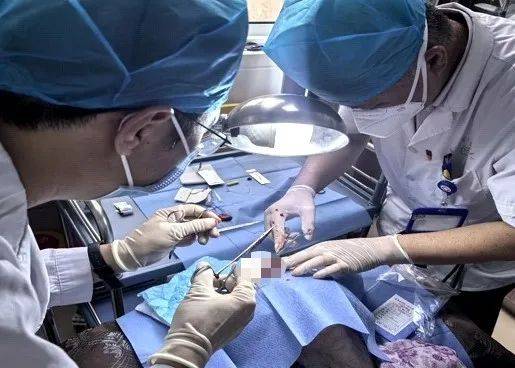 圣保利vs多特蒙德
_太突然!上海98岁阿婆拿起剪刀圣保利vs多特蒙德
,一把剪掉头上的“角”!网友:对自己够狠