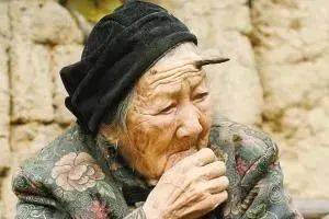 圣保利vs多特蒙德
_太突然!上海98岁阿婆拿起剪刀圣保利vs多特蒙德
,一把剪掉头上的“角”!网友:对自己够狠