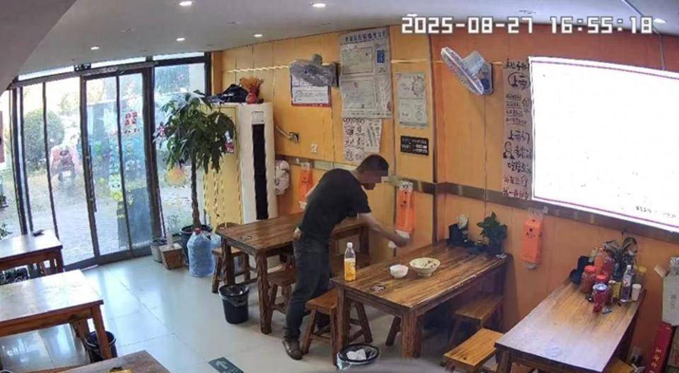 神户胜利船vs橫滨水手
_用餐男子5分钟抽40张纸巾擦拭神户胜利船vs橫滨水手
,老板娘怒发视频称太浪费;律师:发视频要注意法律风险