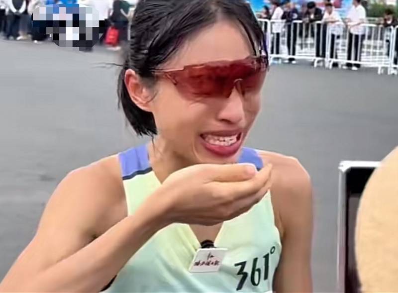 皇冠信用網怎么注册_丈夫回应“最快女护士”哭诉调休难:她太激动未完整表达想法