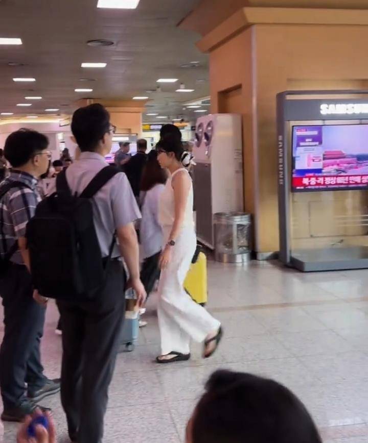 枥木vs奈良俱乐部_韩国高铁站直播九三阅兵枥木vs奈良俱乐部,旅客纷纷驻足观看拍照,现场中国游客:他们感到震惊