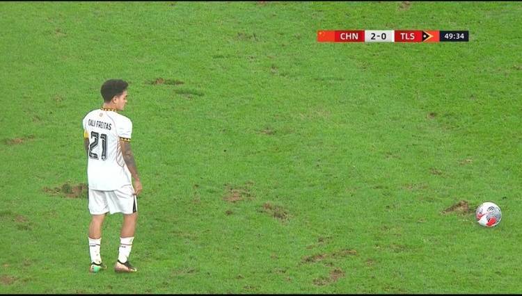 富山胜利vs熊本深红_马德兴评U22国足比赛场地:能用吗富山胜利vs熊本深红?这种场地联赛都没考验过