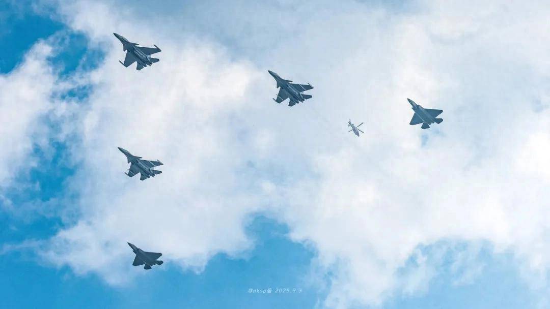 世界杯2026欧洲外围赛_中国歼-35最新画面世界杯2026欧洲外围赛!6枚中距弹、隐藏登机梯首次曝光!