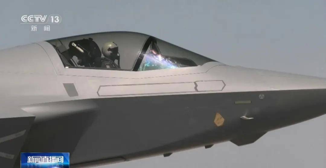 世界杯2026欧洲外围赛_中国歼-35最新画面世界杯2026欧洲外围赛!6枚中距弹、隐藏登机梯首次曝光!