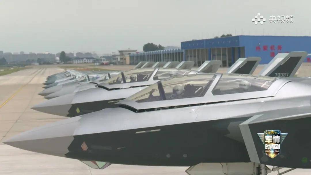 世界杯2026欧洲外围赛_中国歼-35最新画面世界杯2026欧洲外围赛!6枚中距弹、隐藏登机梯首次曝光!