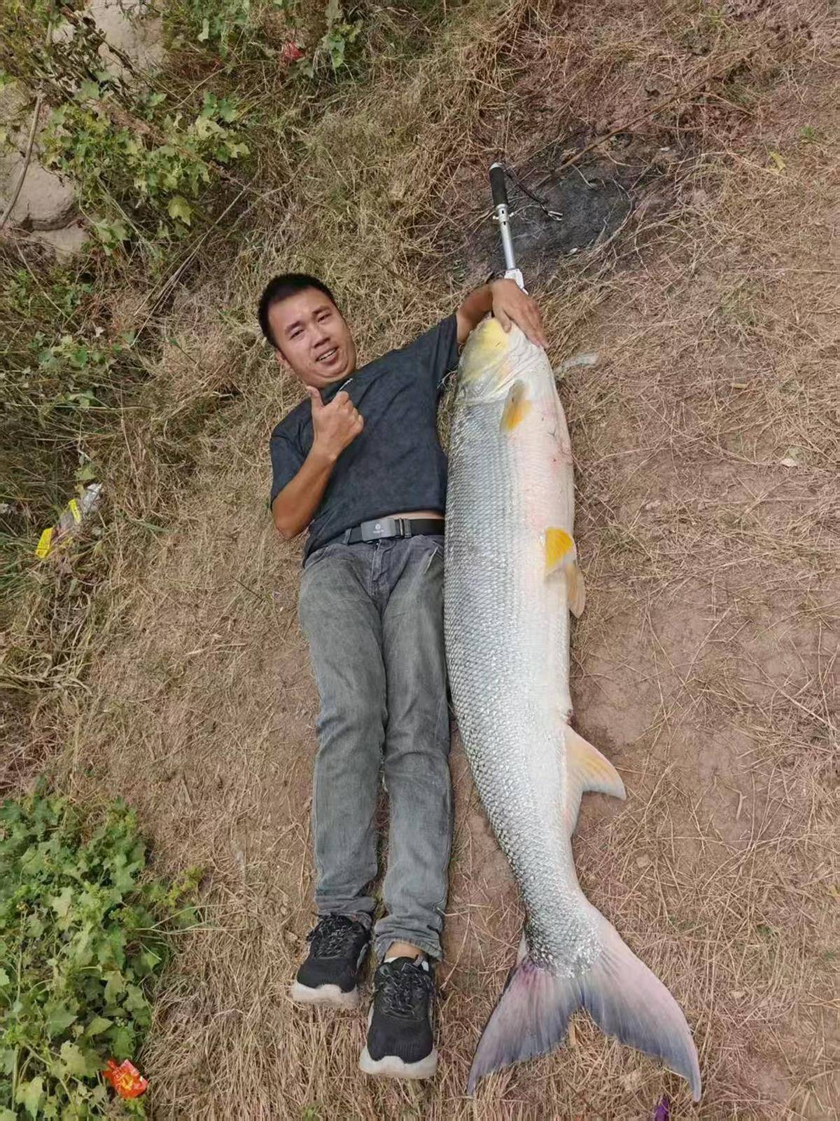 皇冠代理网 | 重庆一男子钓上79斤鳡鱼后皇冠代理网,背着鱼在闹市当“显眼包”穿行20分钟,本人:有1.64米长