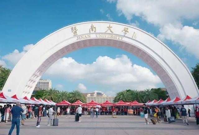 全红婵已到暨南大学报到谢周三 vs 布里斯托城,与体育学院院长苏炳添合影留念 | 谢周三 vs 布里斯托城