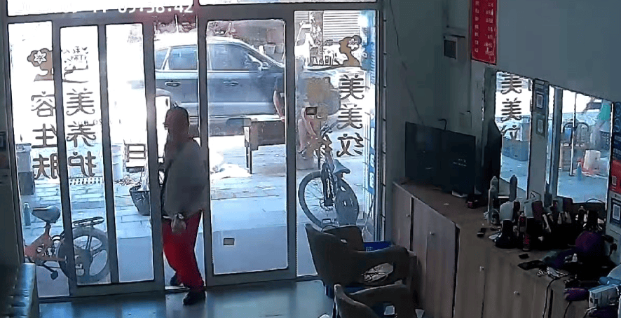 斯洛文尼亚甲组联赛 | 浙江一店主允许大妈门口摆摊斯洛文尼亚甲组联赛,时常被大妈“投喂”蔬果:每次收摊时,都打扫得干干净净