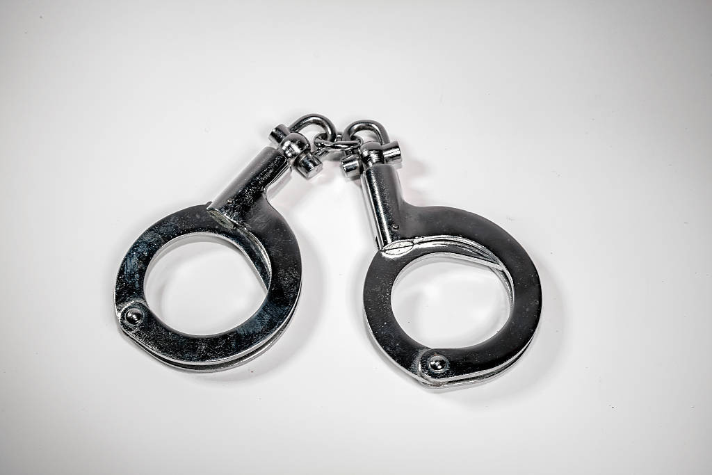 皇冠信用网代理_发朋友圈分析局长免职理由被拘, 是否过于严苛