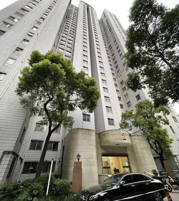 芬兰甲组联赛_太吓人!上海一小区外墙瓷砖从32楼落下芬兰甲组联赛,9辆车被砸得面目全非,居民:不是第一次