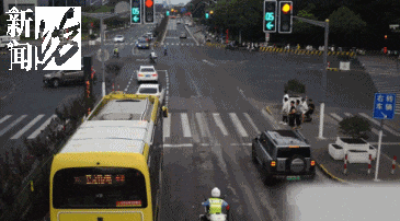 皇冠信用网会员_事发上海晚高峰!汹涌车流中皇冠信用网会员,一男子绝望跳车,直奔民警而去……