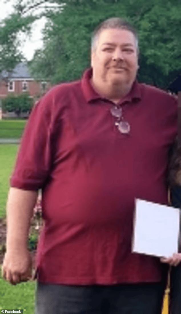 皇冠信用网开户_美国12岁女孩遭养父性侵7年皇冠信用网开户,怀孕生子,养母装不知道