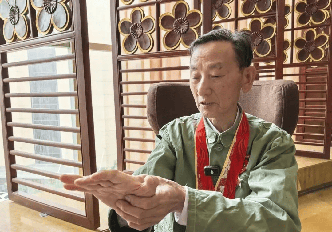 皇冠登一登二登三区别_“老先生皇冠登一登二登三区别,您把项链取下来再做CT”